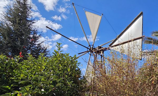 Eine Windmühle in der Lasithi-Hochebene auf Kreta