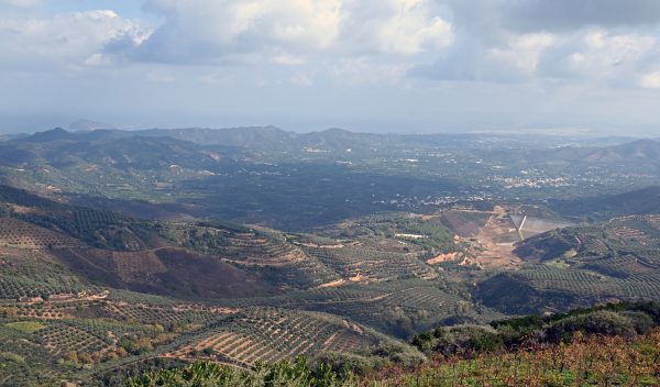 Panoramablick auf die Lefka Ori Berge auf Kreta