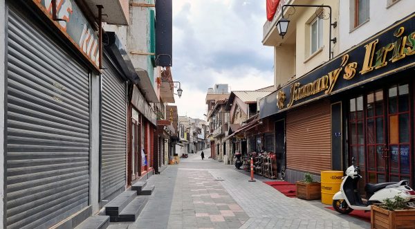 Geschlossene Lokale in der Barstreet in Kuşadasi