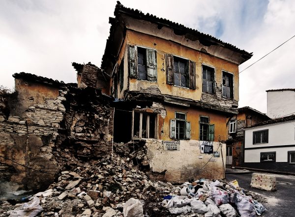 Ein zerstörtes Haus in Kuşadasi