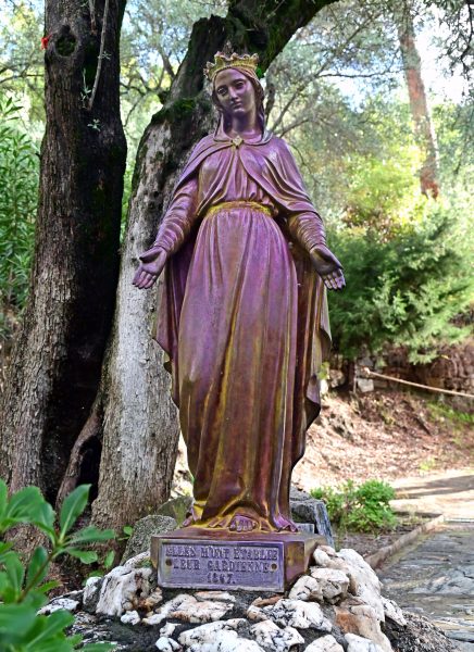 Eine Statue der Mutter Maria nahe ihrem Haus