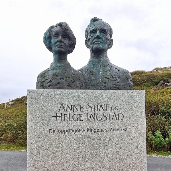 Das Anne-Stine und Helge Ingstad Standbild in L‘Anse aux Meadows