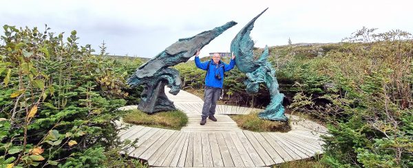 Zinni und die Skulptur Treffen zweier Welten in L‘Anse aux Meadows