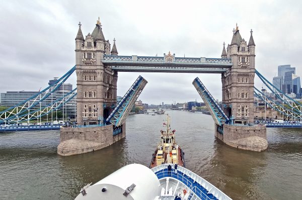 Das Öffnen der Tower-Bridge in London