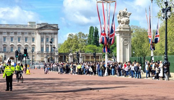 Warten auf die Parade am Buckingham-Palast in London