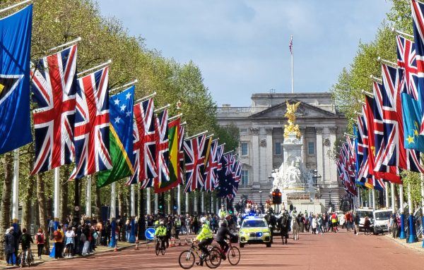 Warten auf eine Parade am Buckingham-Palast in London