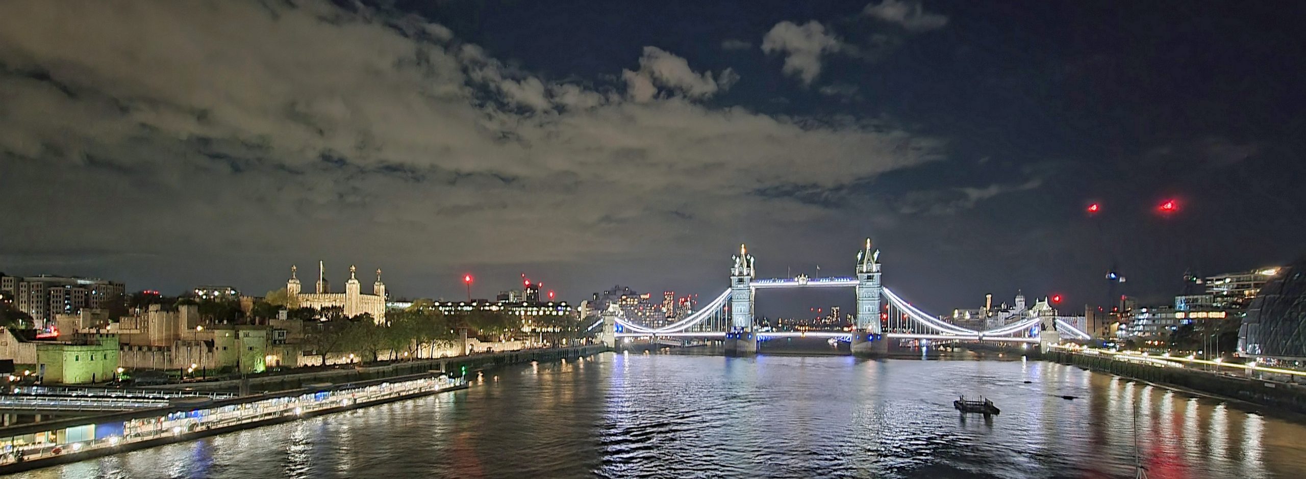 Die Tower Bridge bei Nacht in London