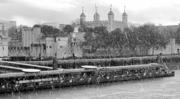 Regen in London am Tower