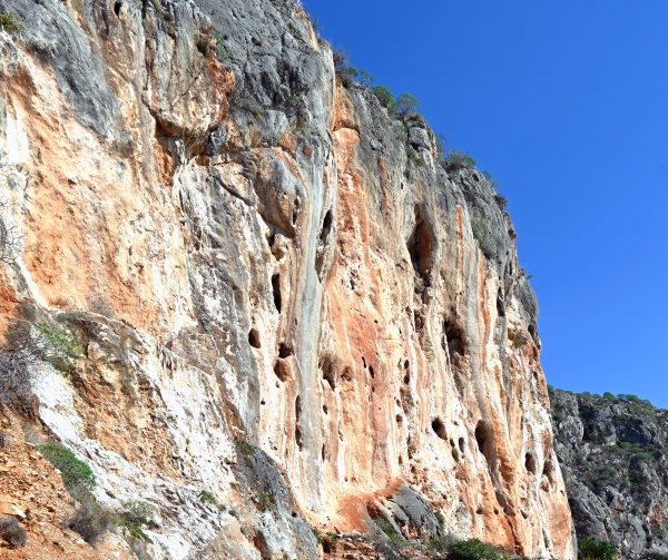 Atemberaubende Felsformationen an der Küste von Nafplio