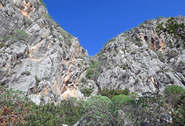 Majestätische Felsformationen an der Küste von Nafplio