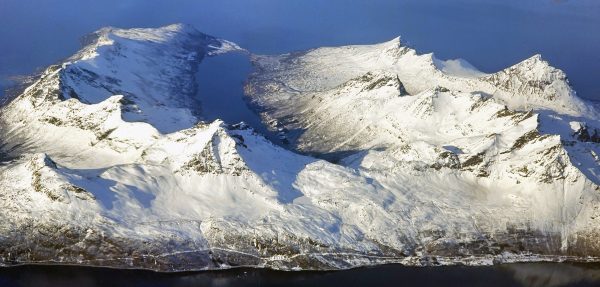 Ausblick auf eine Insel in Norwegen auf dem Flug von Frankfurt am Main nach Tromsö
