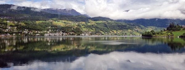 Aussicht mit Wasser-Spiegelung auf einen Fjord in Norwegen