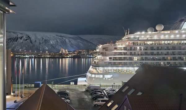 Ausblick vom Radisson Blu Hotel in Tromsö auf die Eismeerkathedrale in der Nacht