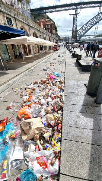 Müll nach dem São João Fest in Porto