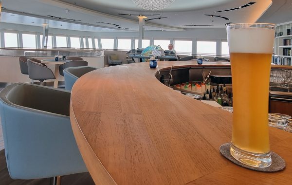 Zinni trinkt ein Bier in der Observation Lounge der HANSEATIC spirit auf dem Weg zu den Azoren