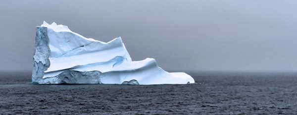 Ein Eisberg im Turnschuh-Style in der Nähe von Qeqertarsuaq