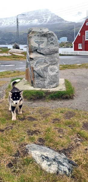 Ein Walfang-Monument mit Hundi in Qeqertarsuaq