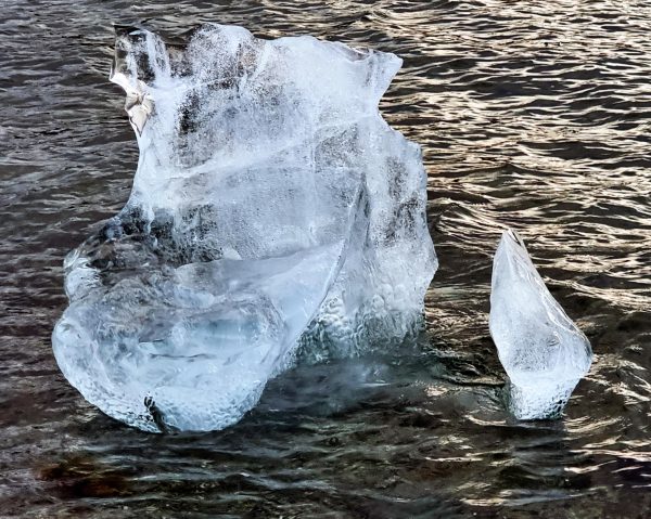 Eisblöcke nahe dem Ufer in Qoornoq