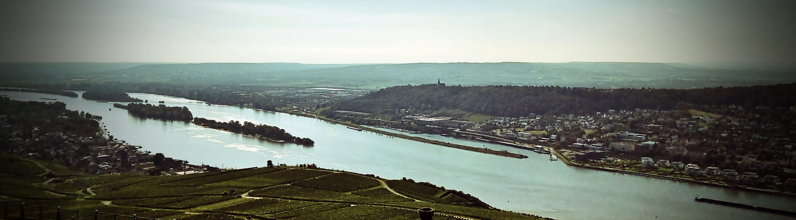 Blick auf den Rhein vom Niederwalddenkmal aus in Rüdesheim