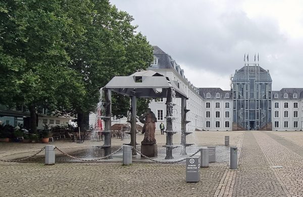 Der Brunnen vor dem Schloss in Saarbrücken