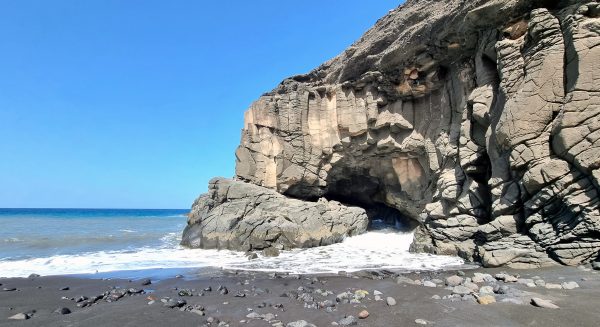 Eine Höhle an einem Strand auf Santo Antão, Kapverden