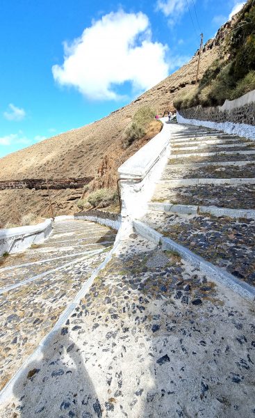 Die 588 Stufen vom Hafen von Santorin nach Thira