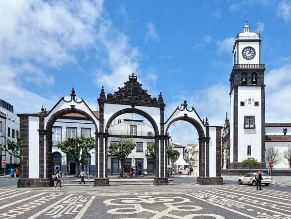 Das dreibogige Stadttor Portas da Cidade in Ponda Delgada auf São Miguel