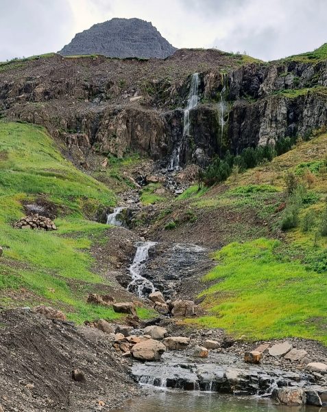 Ein Wasserfall nahe Seyðisfjörður