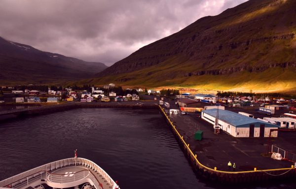 Einfahrt der MS HANSEATIC nature in Seyðisfjörður (Stadt)