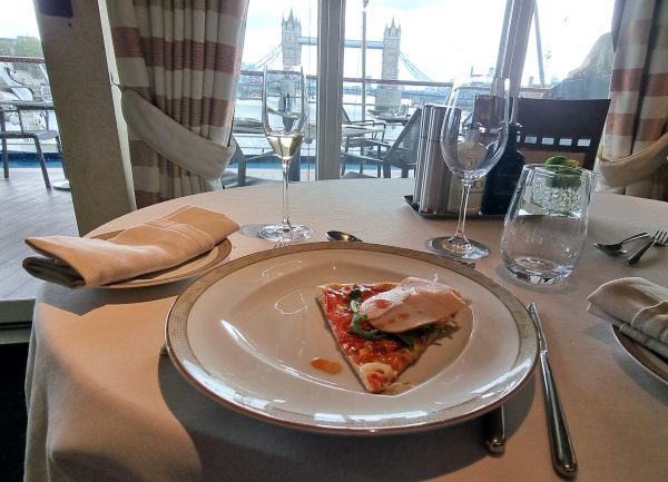 Pizza auf der Silver Wind mit Blick auf die Tower-Bridge von London in Großbritannien