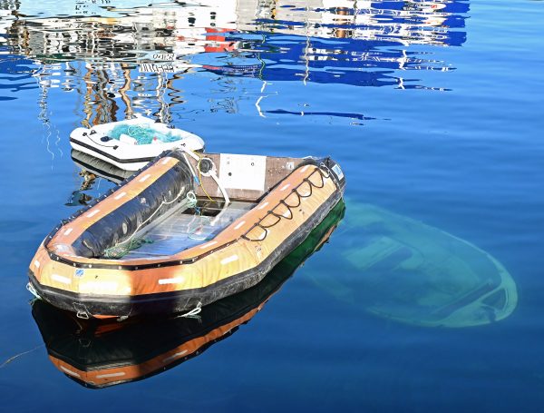 Ein versunkenes Boot im Hafen von Sisimiut