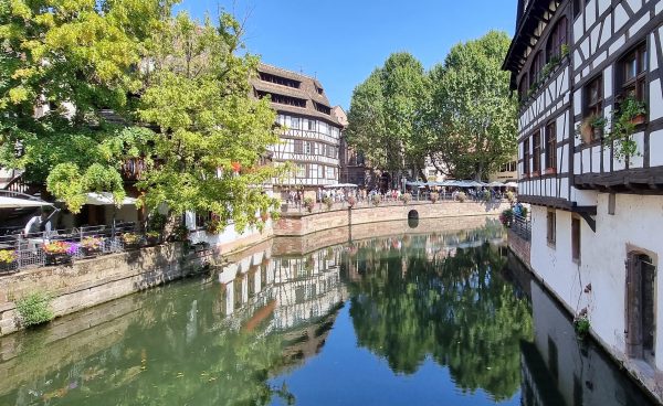Wasserspiegelung im Viertel La Petite France in Straßburg