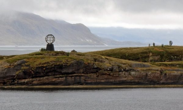Die Polarkreis-Skulptur im Nordland von Norwegen