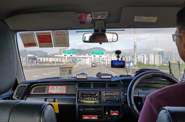 Taxi-Fahrt Richtung Hongkong