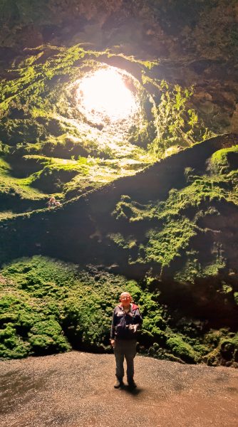 Zinni in der Vulkanhöhle Algar do Carvão auf Terceira
