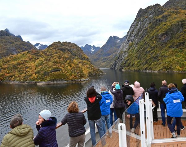 Passagiere bewundern den Trollfjord