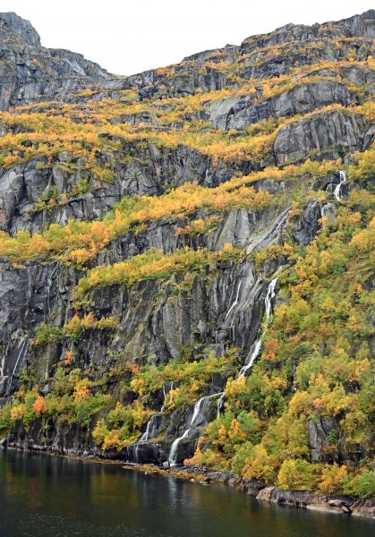 Der Wasserfall Jarsteinelva in den Fjorden von Norwegen
