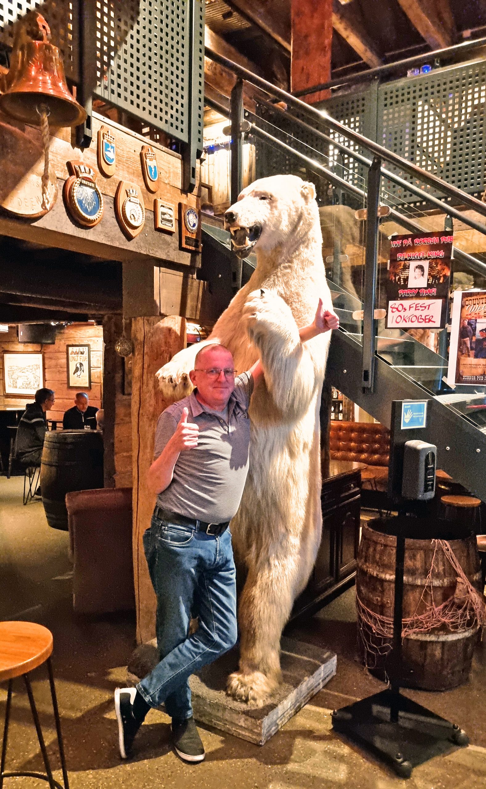 Zinni im Kampf mit einem Polarbären im Rorbua Pub in Tromsø