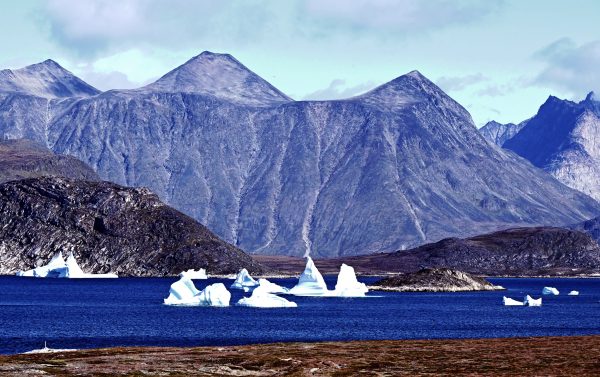 Berge und Eisberge auf der Insel Uunartoq