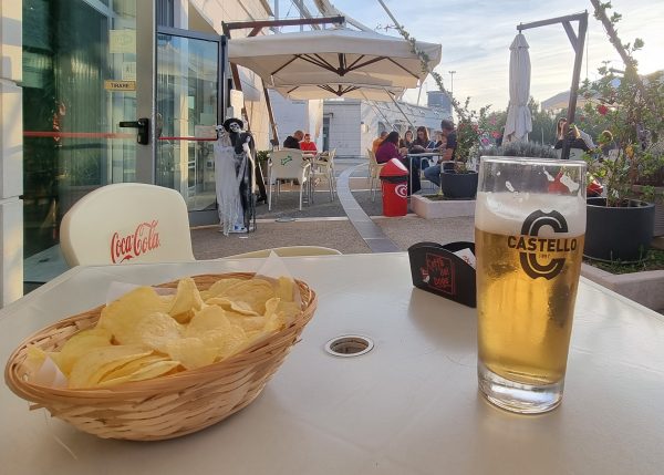 Beer and Chips im Park Green Café im San Giuliano Park