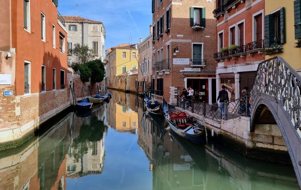 Spiegelungen in einem Kanal in Venedig